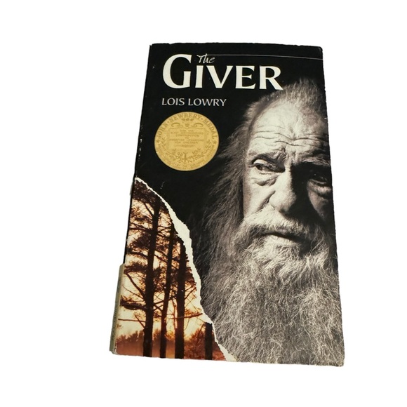 Other - Young Adult Book / The Giver by Lois Lowry. GUC